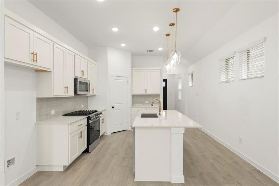 08. 5915 Laurel Lake - Kitchen