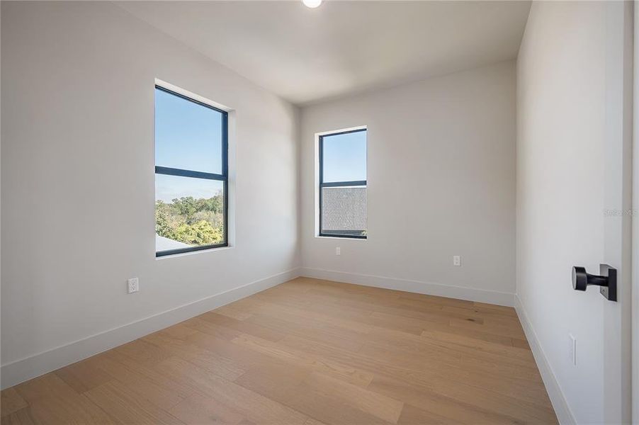 Spacious, unfurnished interior of a new home in , Tampa (Image 35).