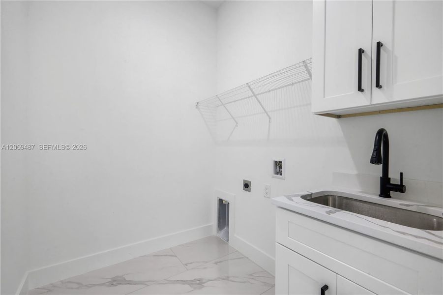 Spacious, unfurnished interior of a new home in , Lehigh Acres (Image 22).