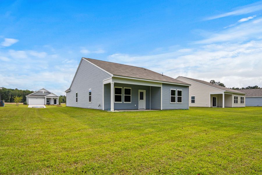 Representative exterior details of a home built from the Moonbeam by Starlight Homes in Spring Grove, Aynor (Image 4).