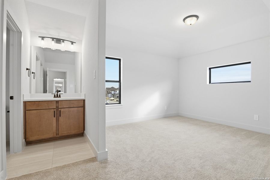 Spacious, unfurnished interior of a new home in Haby Hill 50s, San Antonio (Image 29).