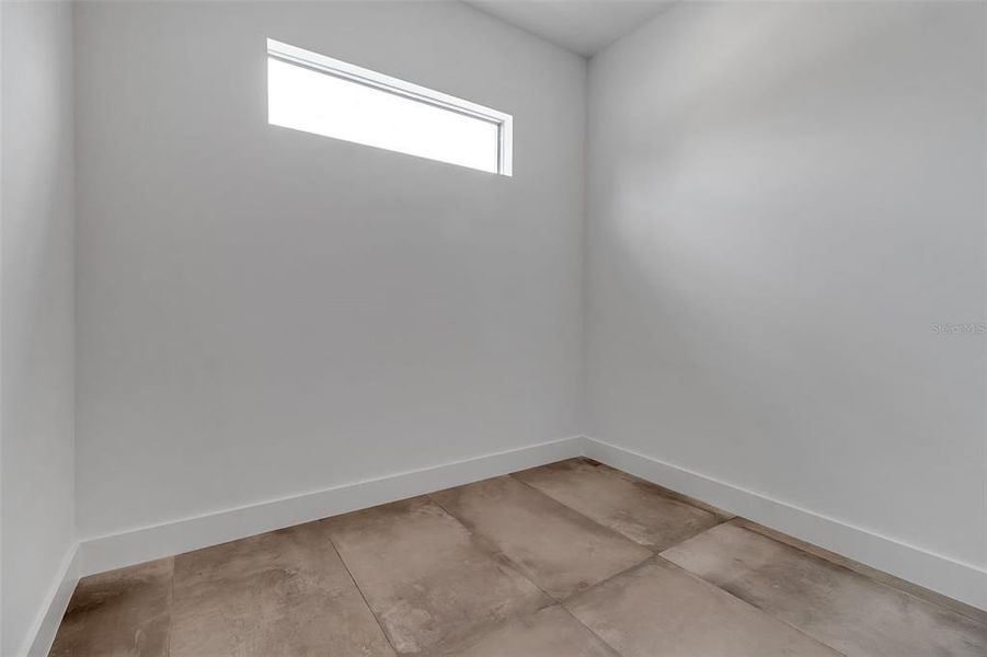 Spacious, unfurnished interior of a new home in , Sarasota (Image 21).