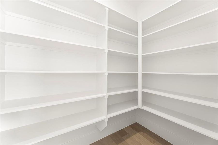 35. 3209 Canonero - Pantry