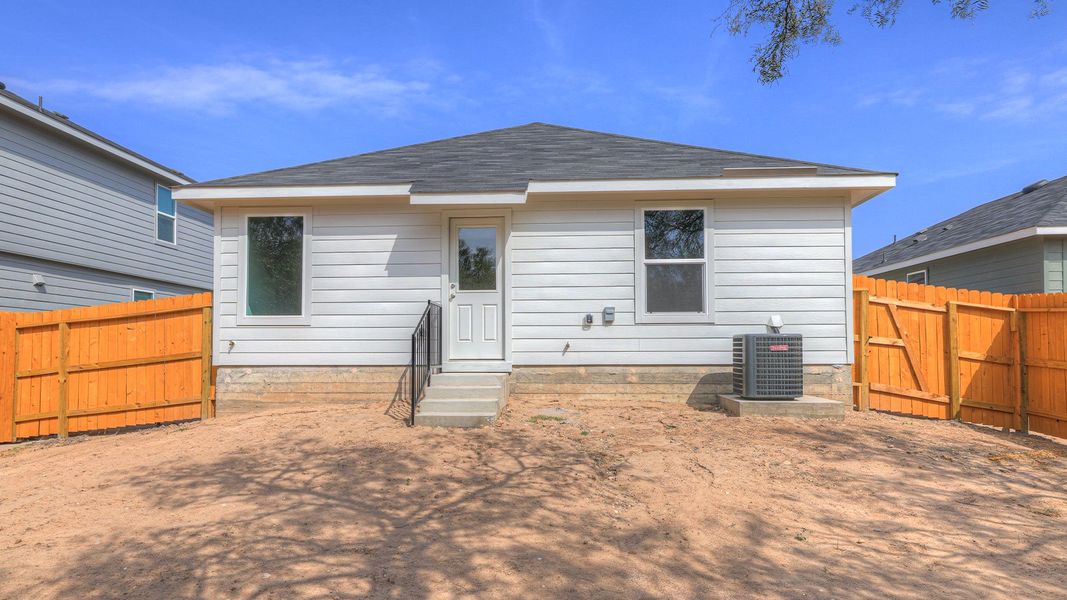 Exterior details and patio area of a home in Ladera, Luling (Image 3).