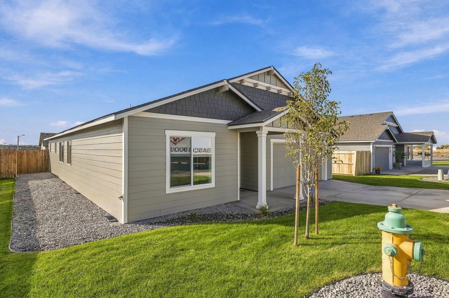 Exterior details and patio area of a home in Upland Meadows, Hermiston (Image 31).