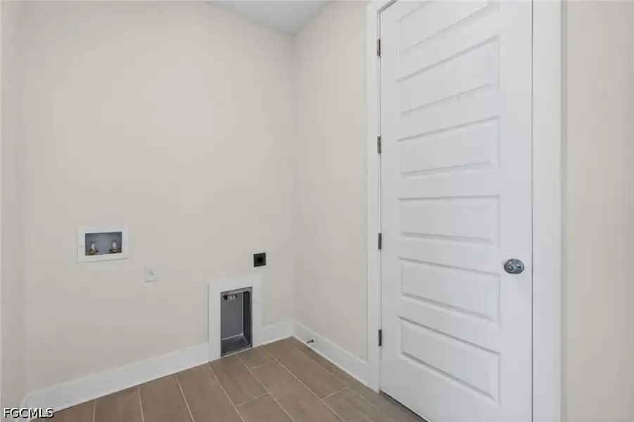 Spacious, unfurnished interior of a new home in Cape Coral, Cape Coral (Image 27).