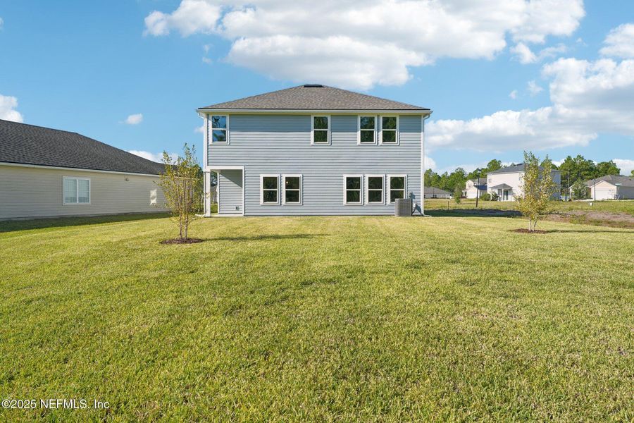 Exterior details and patio area of a home in Panther Creek, Jacksonville (Image 23).
