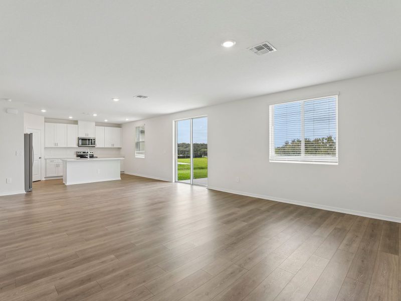 Spacious, unfurnished interior of a new home in Hilltop Vistas, Dade City (Image 9).