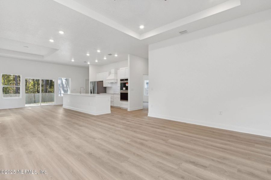 Spacious, unfurnished interior of a new home in , Middleburg (Image 17).