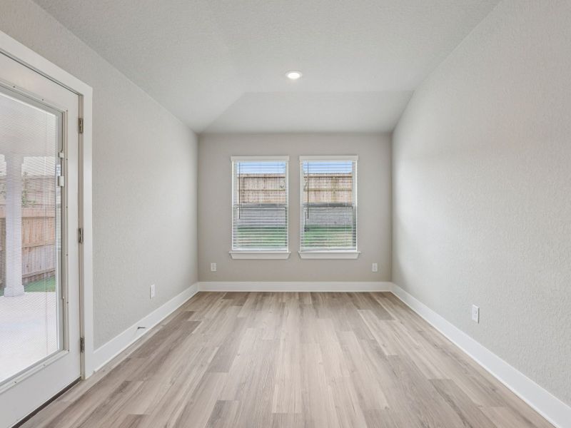 Spacious, unfurnished interior of a new home in Remington Ranch, San Antonio (Image 14).