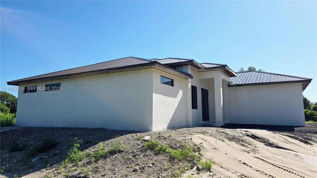 Exterior details and patio area of a home in , Clewiston (Image 3).