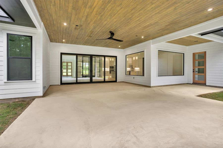 Huge covered back porch with breezeway to master bedroom. Master has access to back porch.