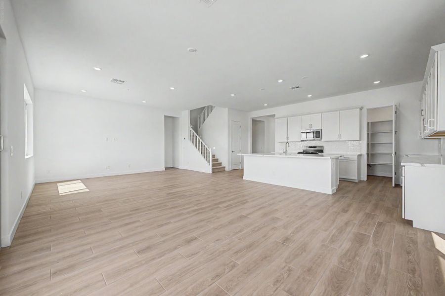 Spacious, unfurnished interior of a new home in Frontera, Surprise (Image 9).