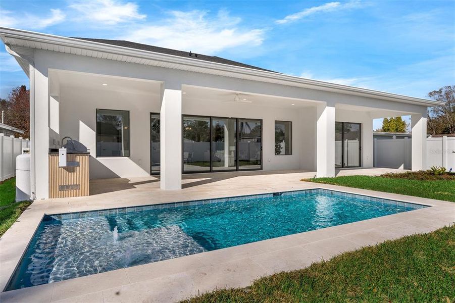 Exterior details and patio area of a home in College Park, Orlando (Image 32).