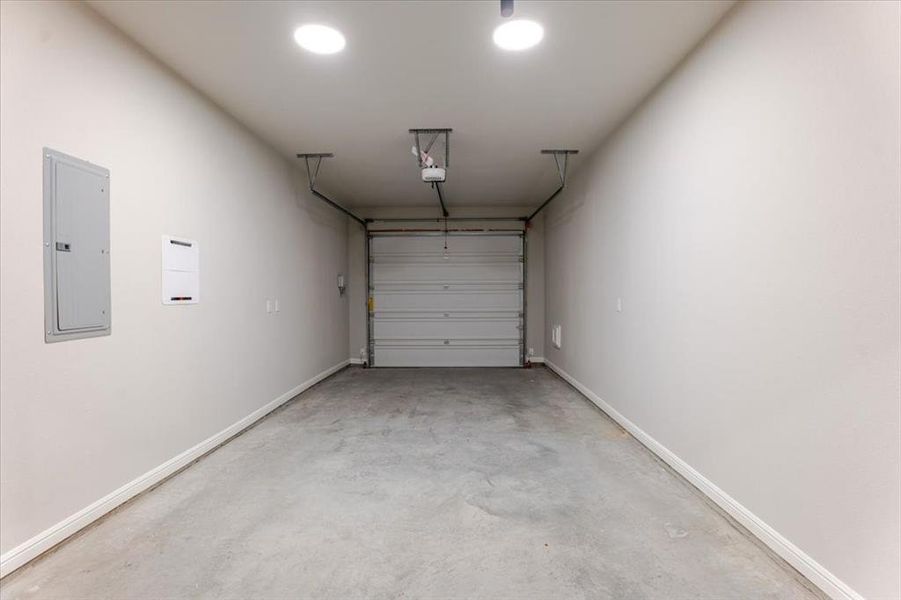 Spacious, unfurnished interior of a new home in , Tolar (Image 26).