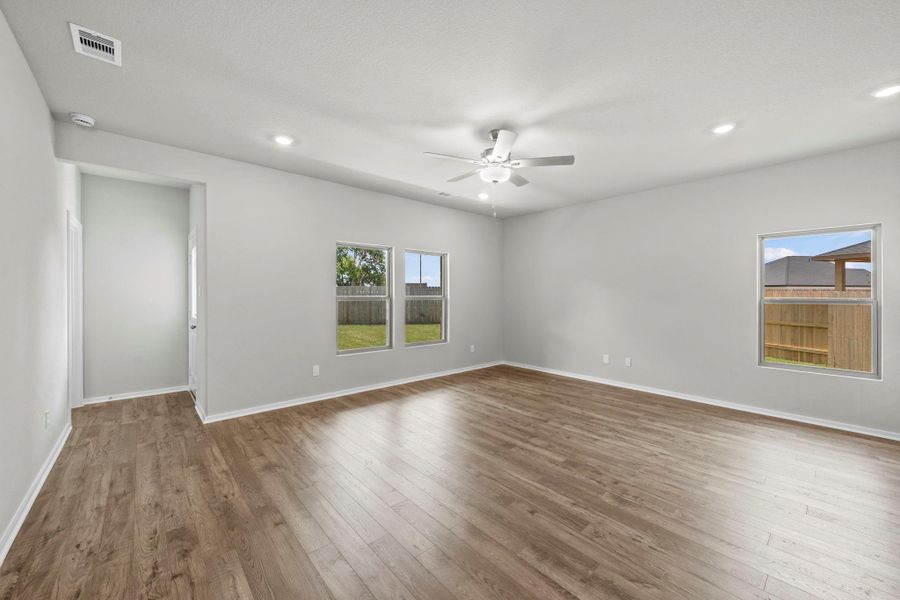 Spacious, unfurnished interior of a new home in Laurel Landing, Alvin (Image 17). Spacious, unfurnished interior of a new home in Laurel Landing, Alvin (Image 17).