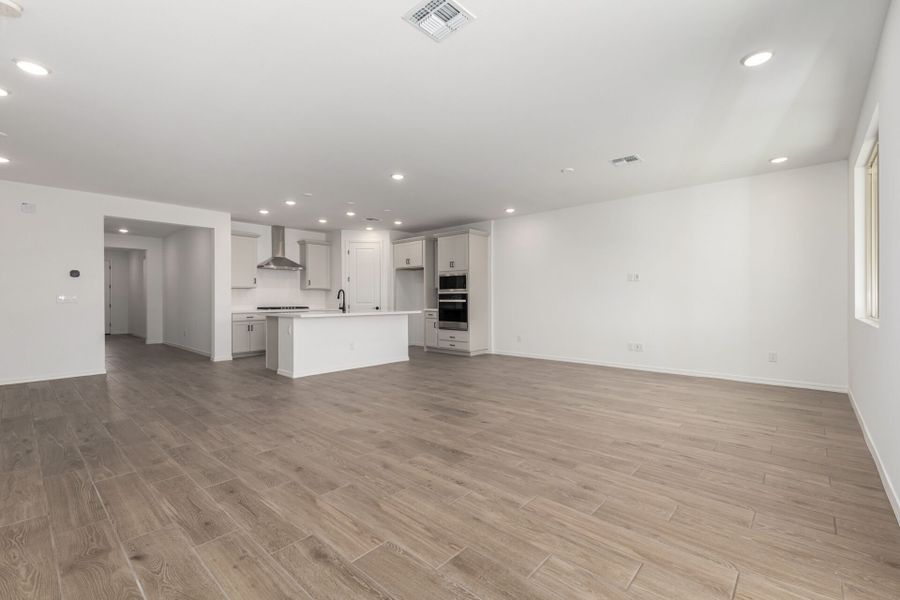 Spacious, unfurnished interior of a new home in Tyler Ranch, Buckeye (Image 8).