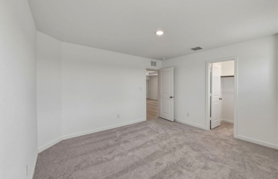 Spacious, unfurnished interior of a new home in Sunfield, Buda (Image 41).