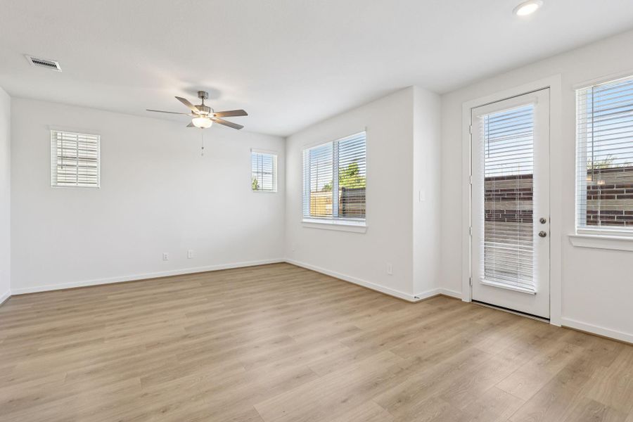 Spacious, unfurnished interior of a new home in Kemah Crossing - City Series, Kemah (Image 7).