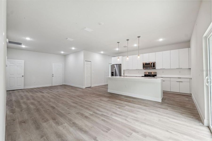 Spacious, unfurnished interior of a new home in , Citrus Springs (Image 21).