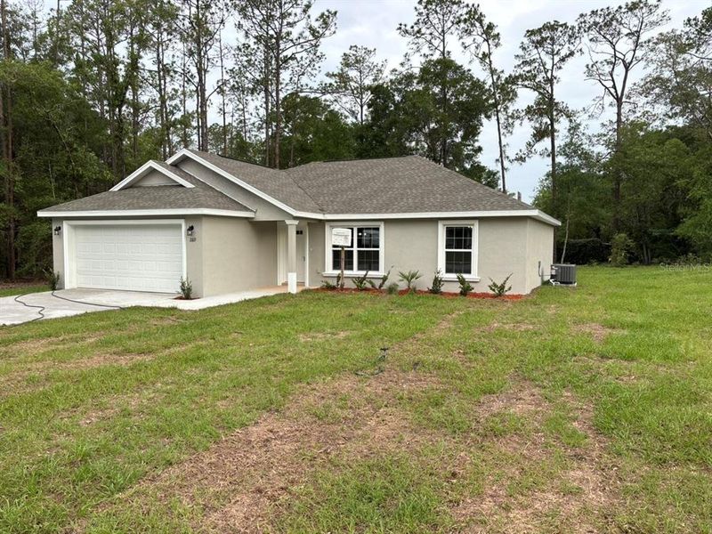 Exterior details and patio area of a home in , Dunnellon (Image 4).
