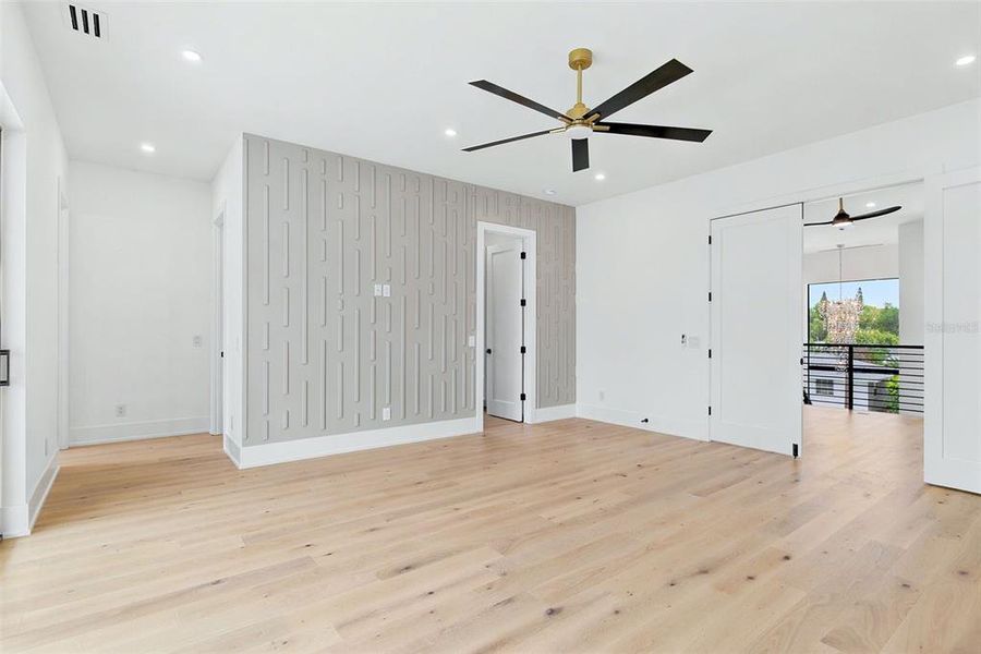 Spacious, unfurnished interior of a new home in , Sarasota (Image 46).