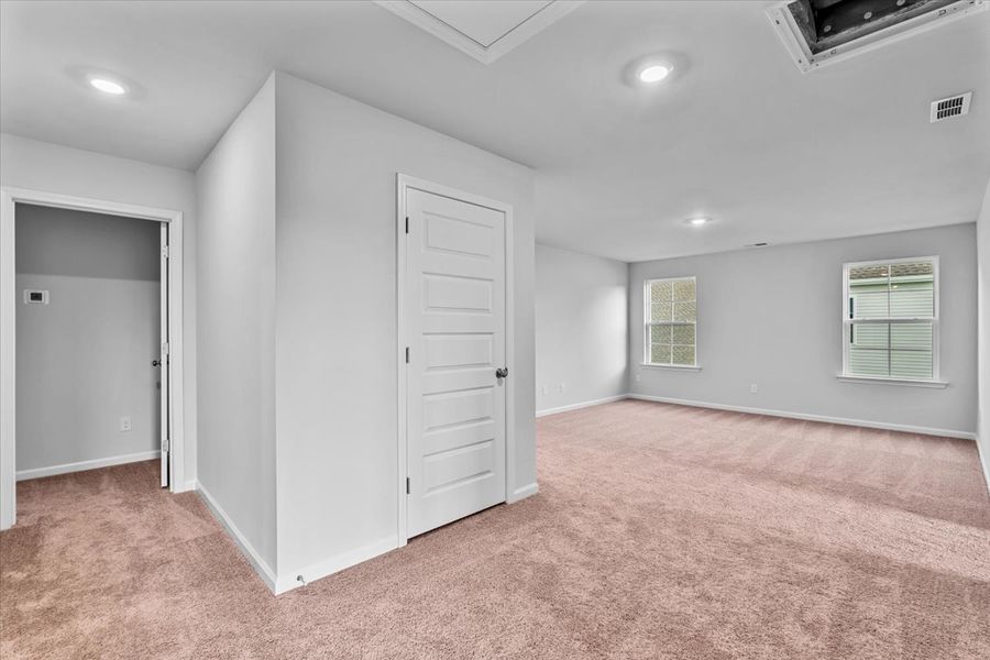 Spacious, unfurnished interior of a new home in Fieldstone, Lexington (Image 37).
