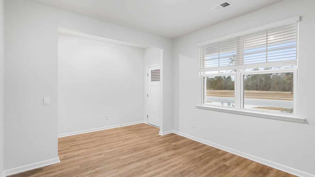 Spacious, unfurnished interior of a new home in Carolina Groves, Moncks Corner (Image 12).