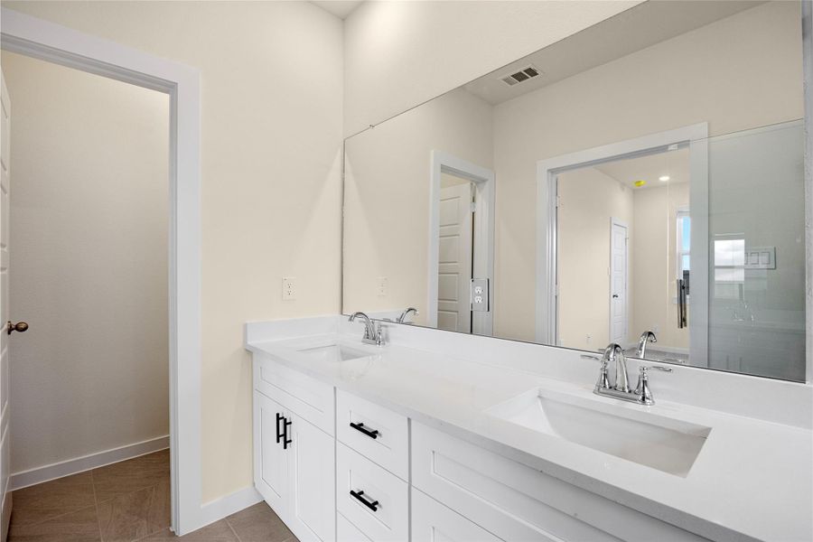 Furnished interior view inside a new home in Creekhaven, Iowa Colony (Image 9).