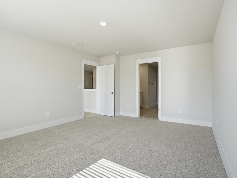 Spacious, unfurnished interior of a new home in Ashby Woods, Boiling Springs (Image 12).