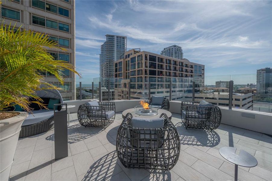 Condo located in St. Petersburg, FL showcasing its design and architecture (Image 39).