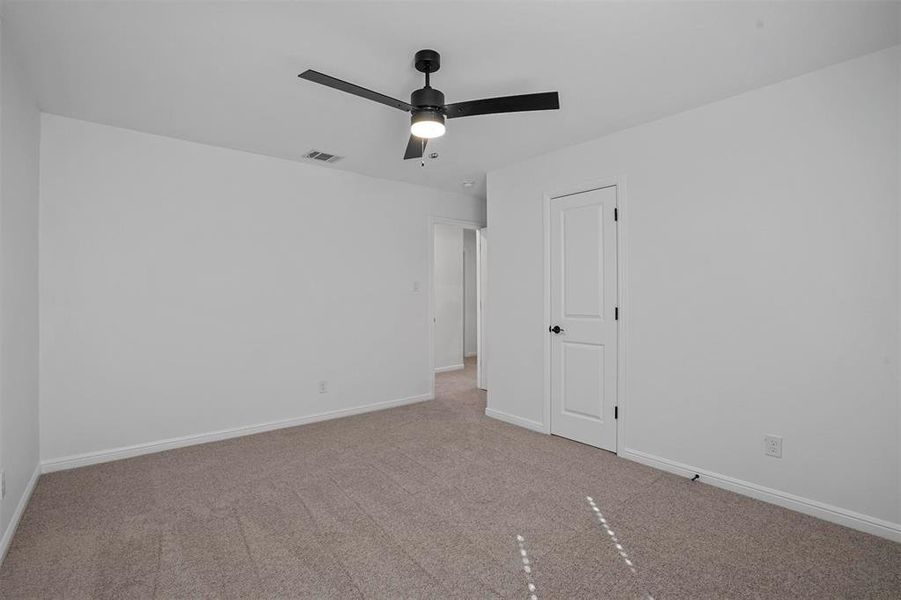 Unfurnished room featuring light carpet and ceiling fan