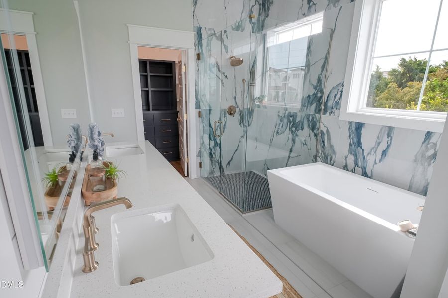 6CapeLn_Staged_32OwnerBath