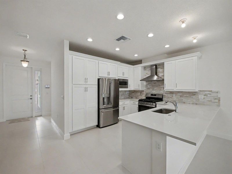 Entry/Kitchen Entry/Kitchen