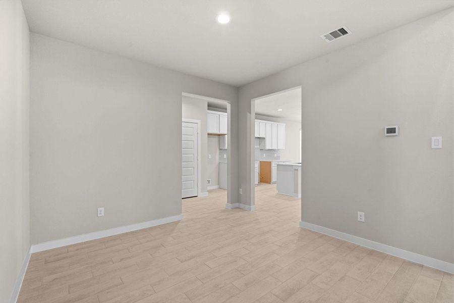 Spacious, unfurnished interior of a new home in Barton Creek Ranch, Conroe (Image 19).