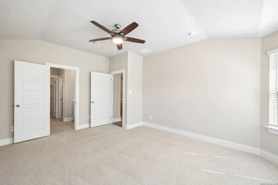 Spacious, unfurnished interior of a new home in Comanche Ridge, San Antonio (Image 27).