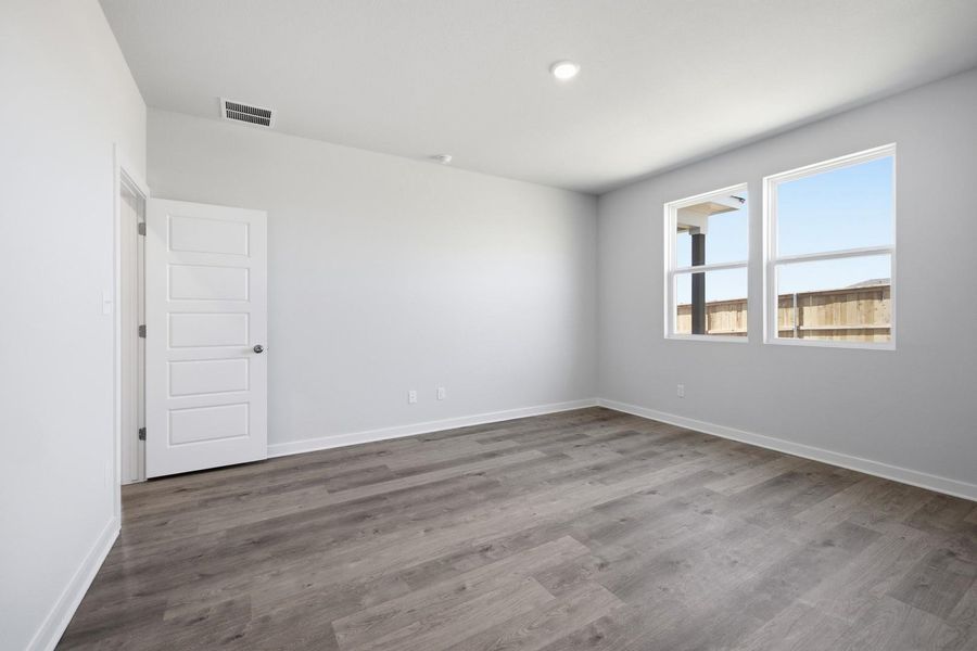 Spacious, unfurnished interior of a new home in Cloverleaf, Austin (Image 19).