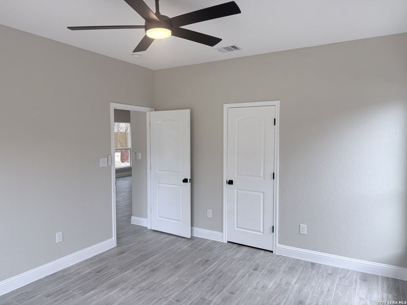 Spacious, unfurnished interior of a new home in , San Antonio (Image 10).