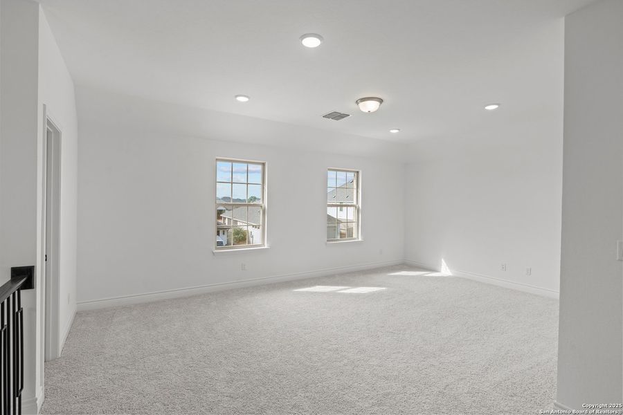 Spacious, unfurnished interior of a new home in Legacy at Lake Dunlap, New Braunfels (Image 19).