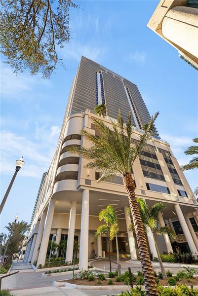 Condo located in St. Petersburg, FL showcasing its design and architecture (Image 10).