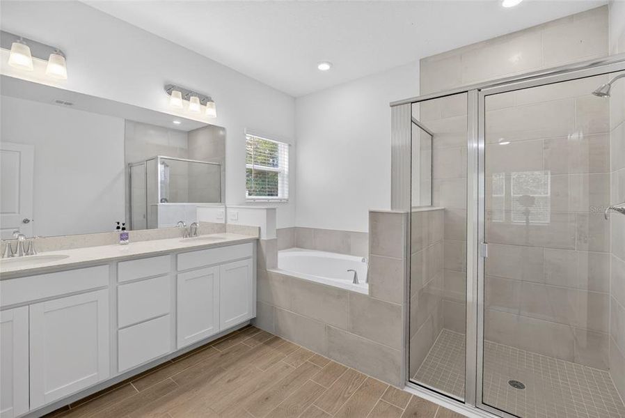 Furnished interior view inside a new home in , Dunnellon (Image 10).