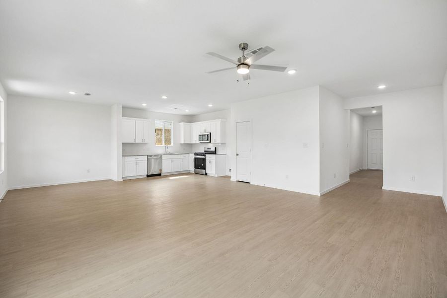 Spacious, unfurnished interior of a new home in Montgomery Bend, Montgomery (Image 8).