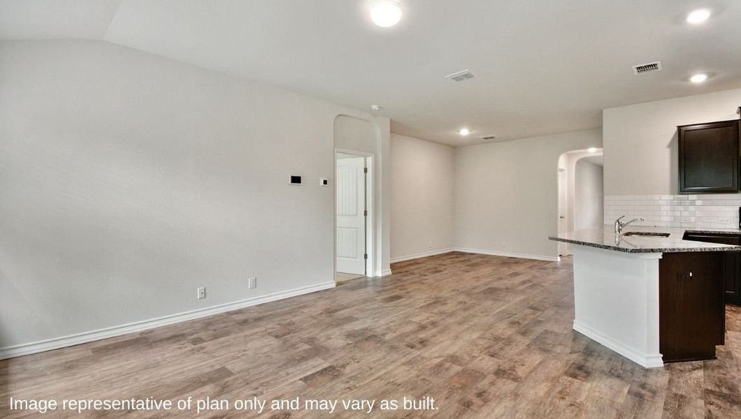 Spacious, unfurnished interior of a new home in Avenida, Converse (Image 12).