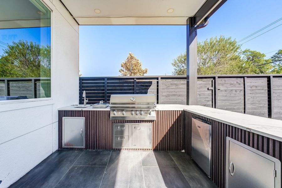 Exterior details and patio area of a home in Avondale, Houston (Image 29).