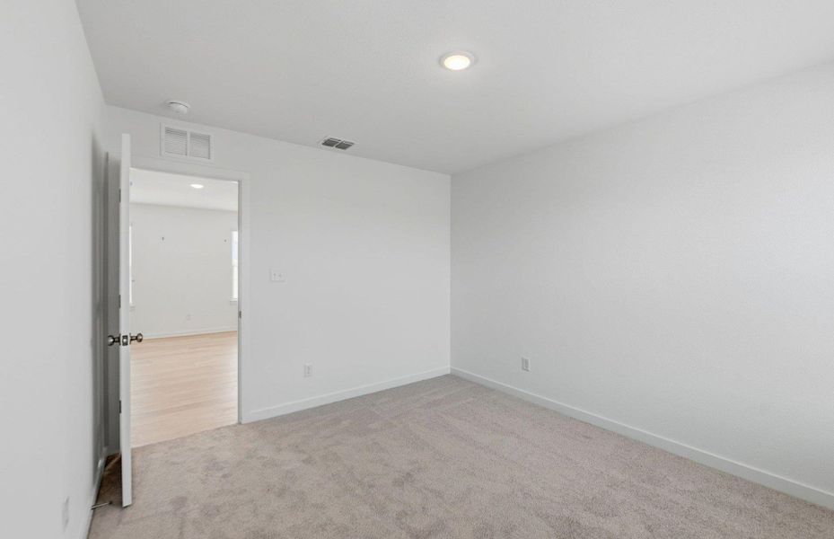 Spacious, unfurnished interior of a new home in Sunfield, Buda (Image 18).