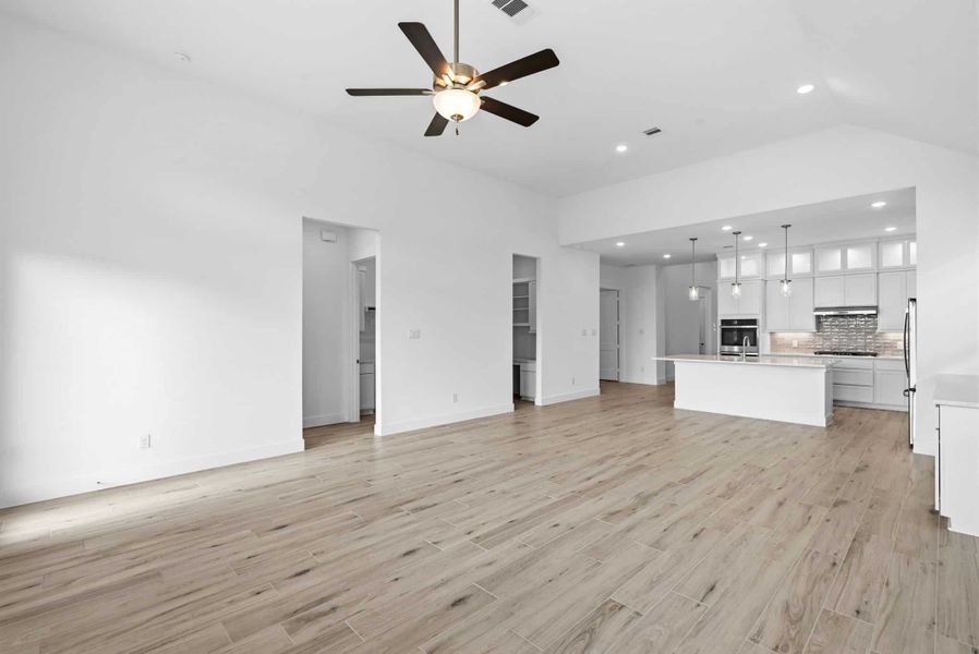 Spacious, unfurnished interior of a new home in Wood Leaf Reserve, Tomball (Image 12).