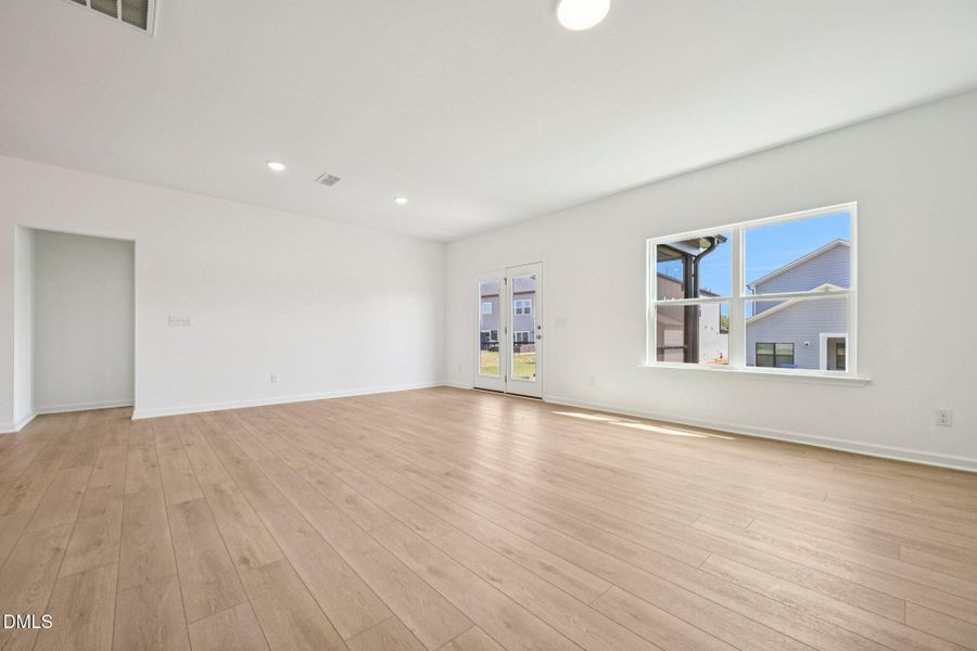 11-web-or-mls-Ken Dr-S1704-011