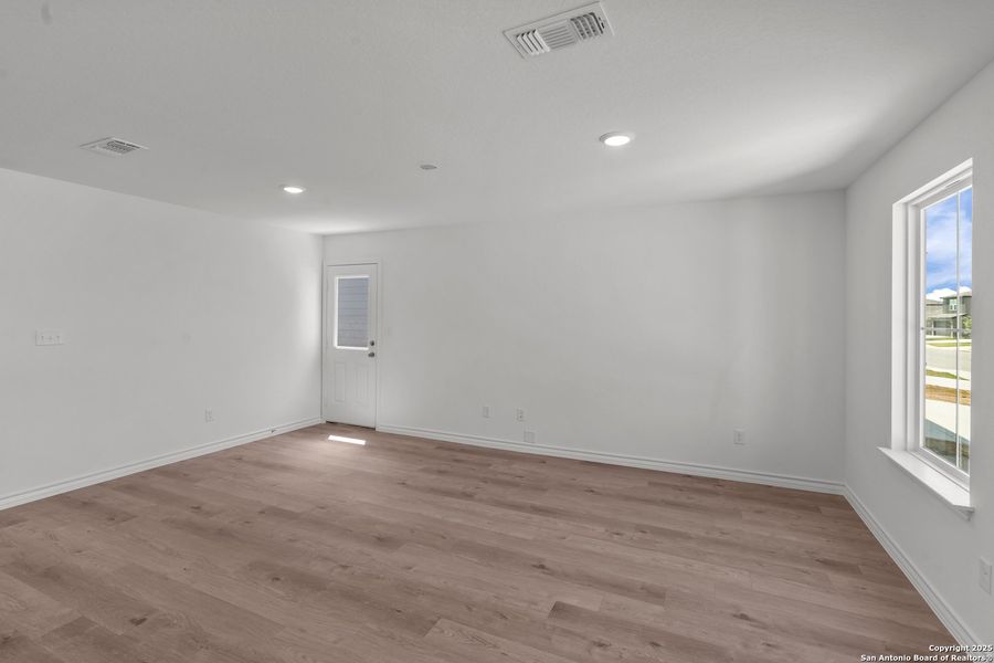 Spacious, unfurnished interior of a new home in Vista Real, Converse (Image 14).