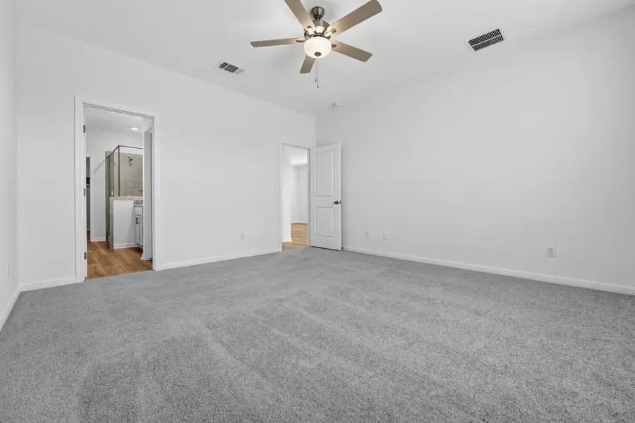 Spacious, unfurnished interior of a new home in Sunfield, Buda (Image 15).