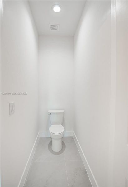 Spacious, unfurnished interior of a new home in , Cape Coral (Image 12).